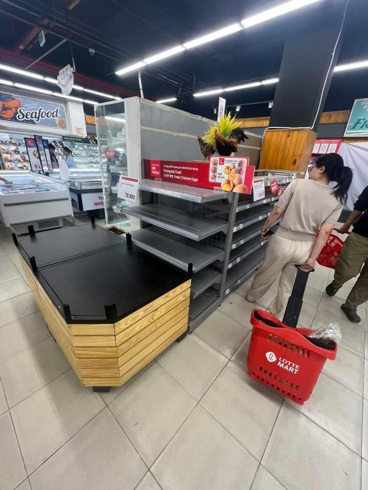 Nhiều vị khách khi đến quầy đã không còn hàng để mua