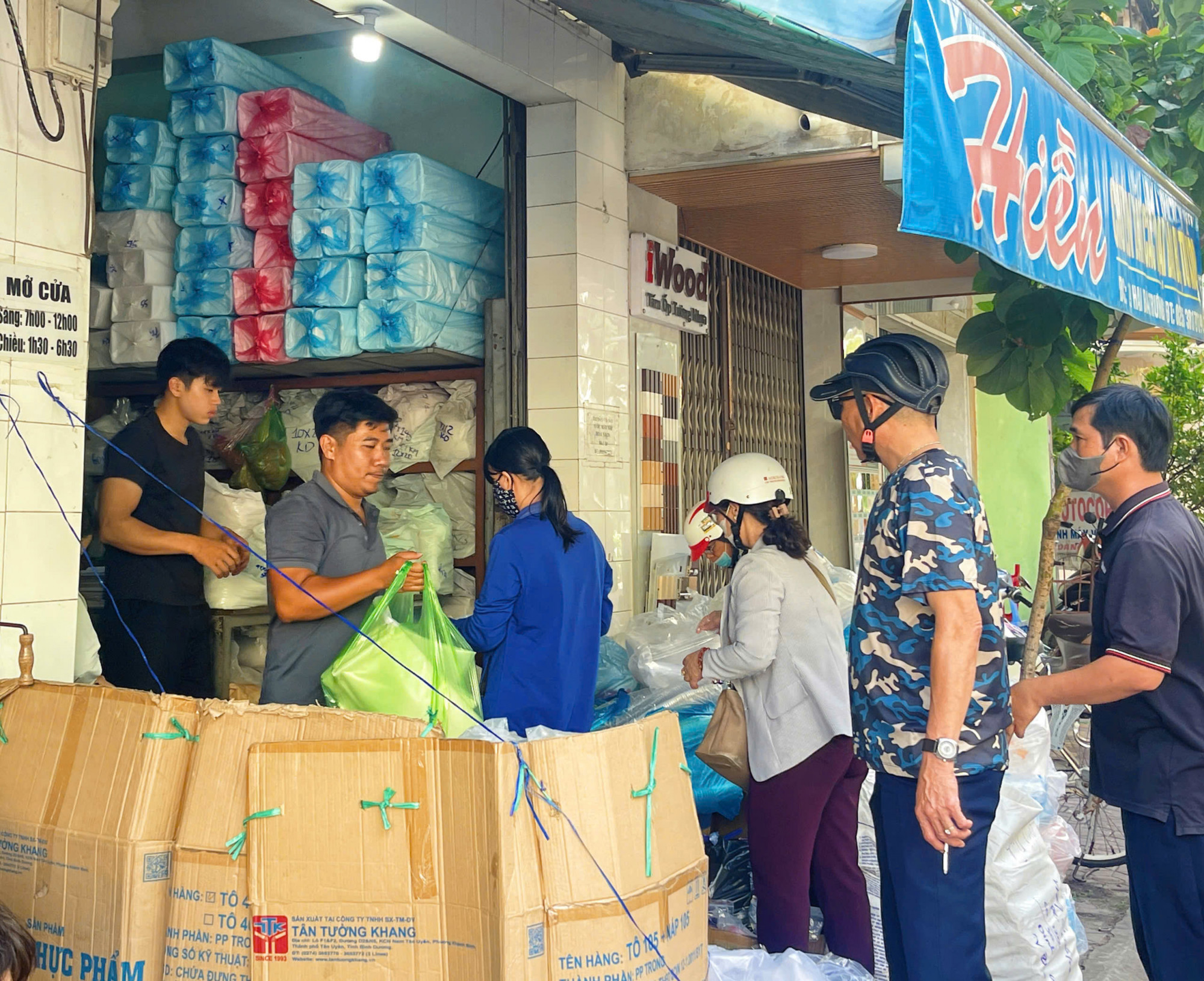 Túi ni - lông cỡ lớn, thùng xốp là những mặt hàng được mua nhiều nhất do nhiều hộ dân dùng để chứa nước đặt trên mái nhà, vừa giúp giữ mái tôn khỏi gió bão, vừa có thể là nguồn nước sạch dự phòng trong trường hợp ngập lụt sau bão