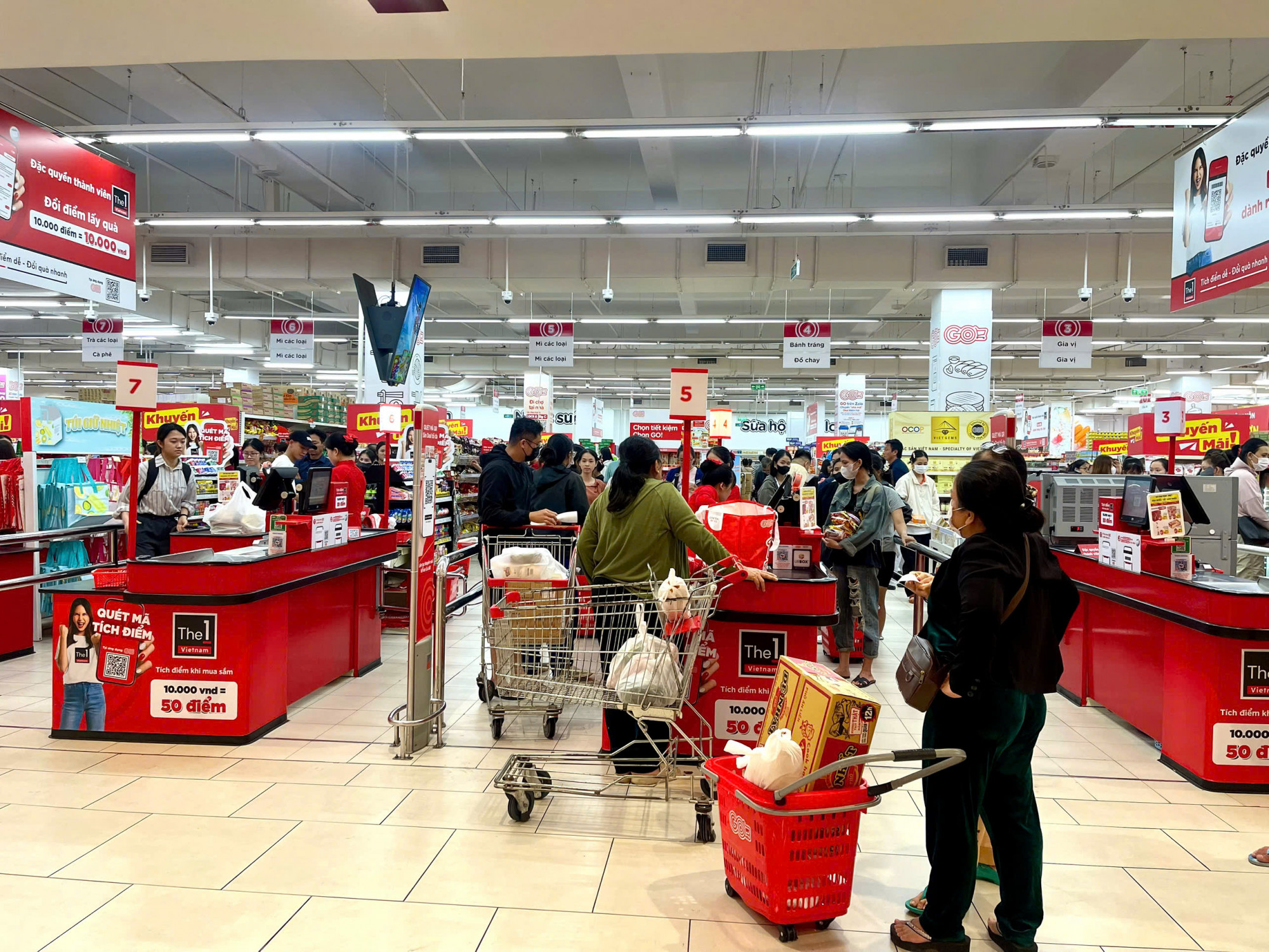 Nhưng từ trưa ngày 5/11, lượng người đổ đến siêu thị đông dân