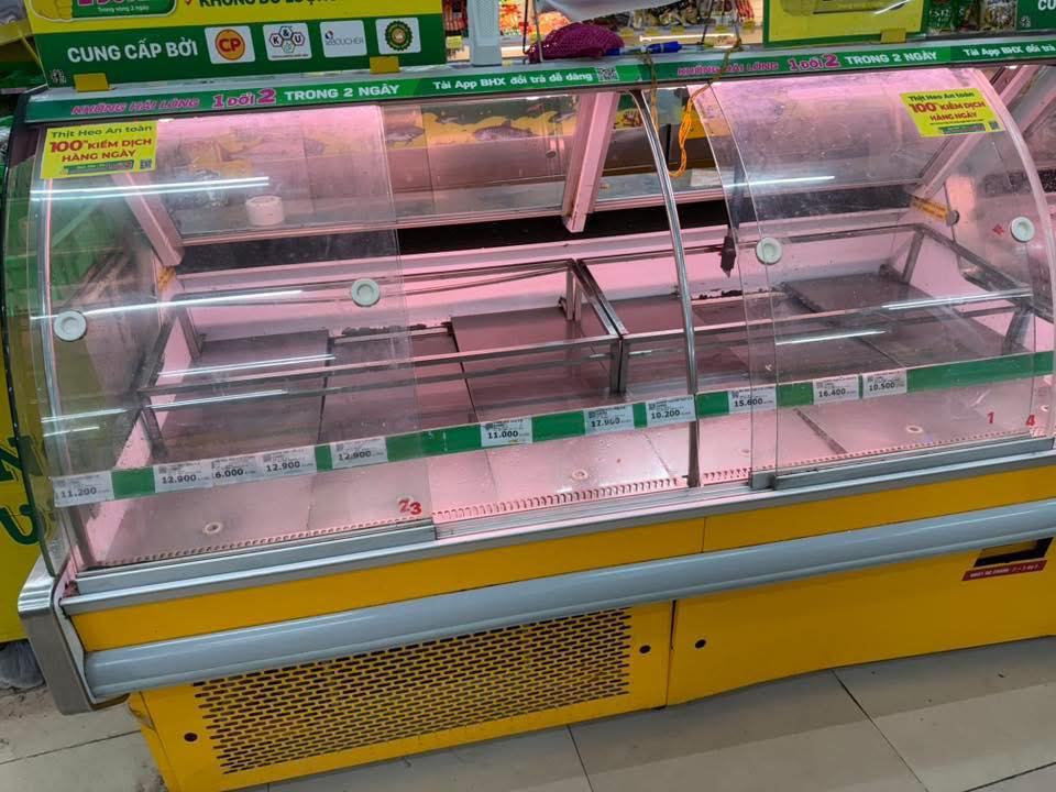 Nhiều quầy thực phẩm tươi sống đã trống trơn