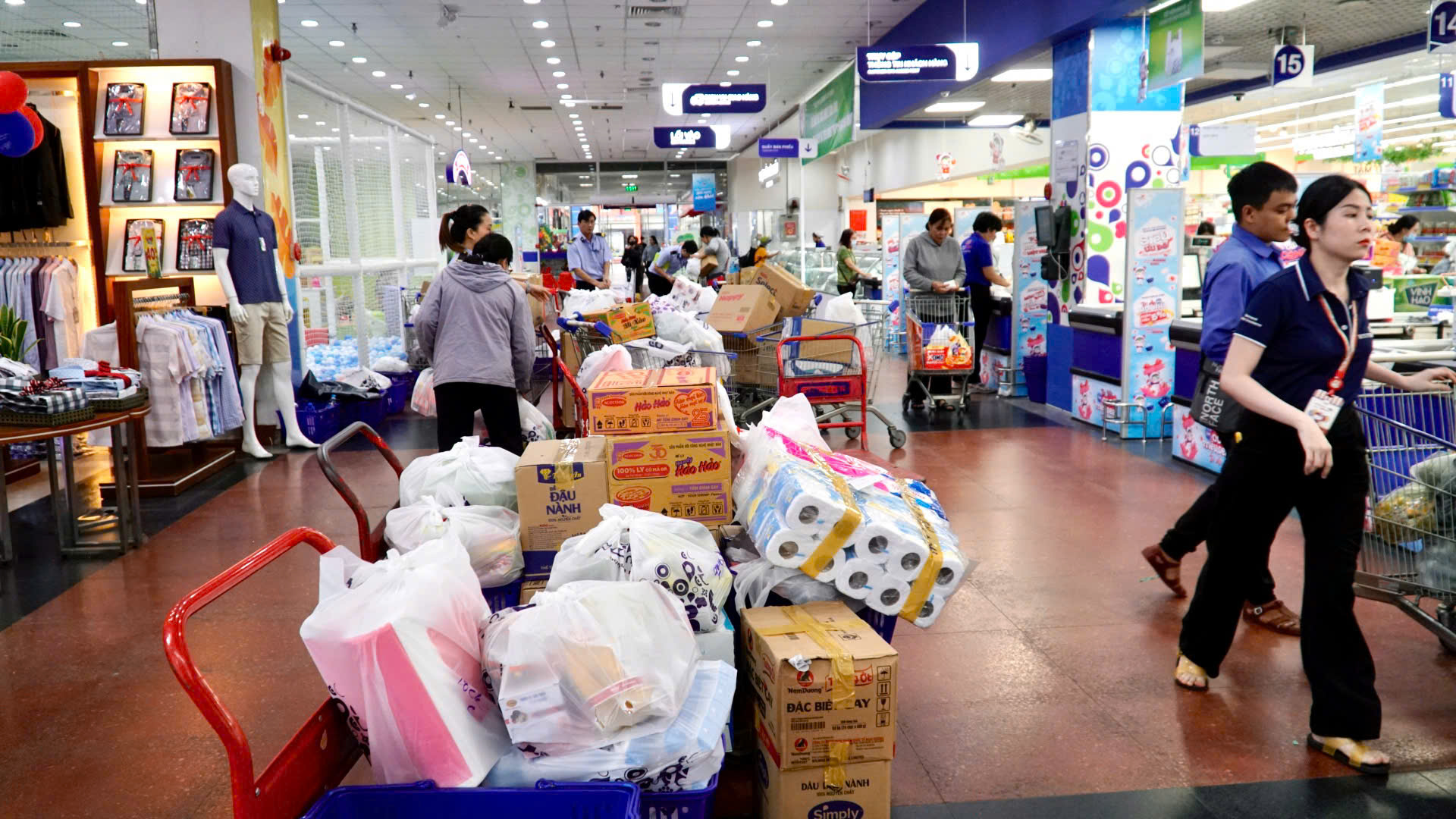 Rất đông người dân đến các siêu thị mua sắm ở Gia Lai_Ảnh: X.Đ.