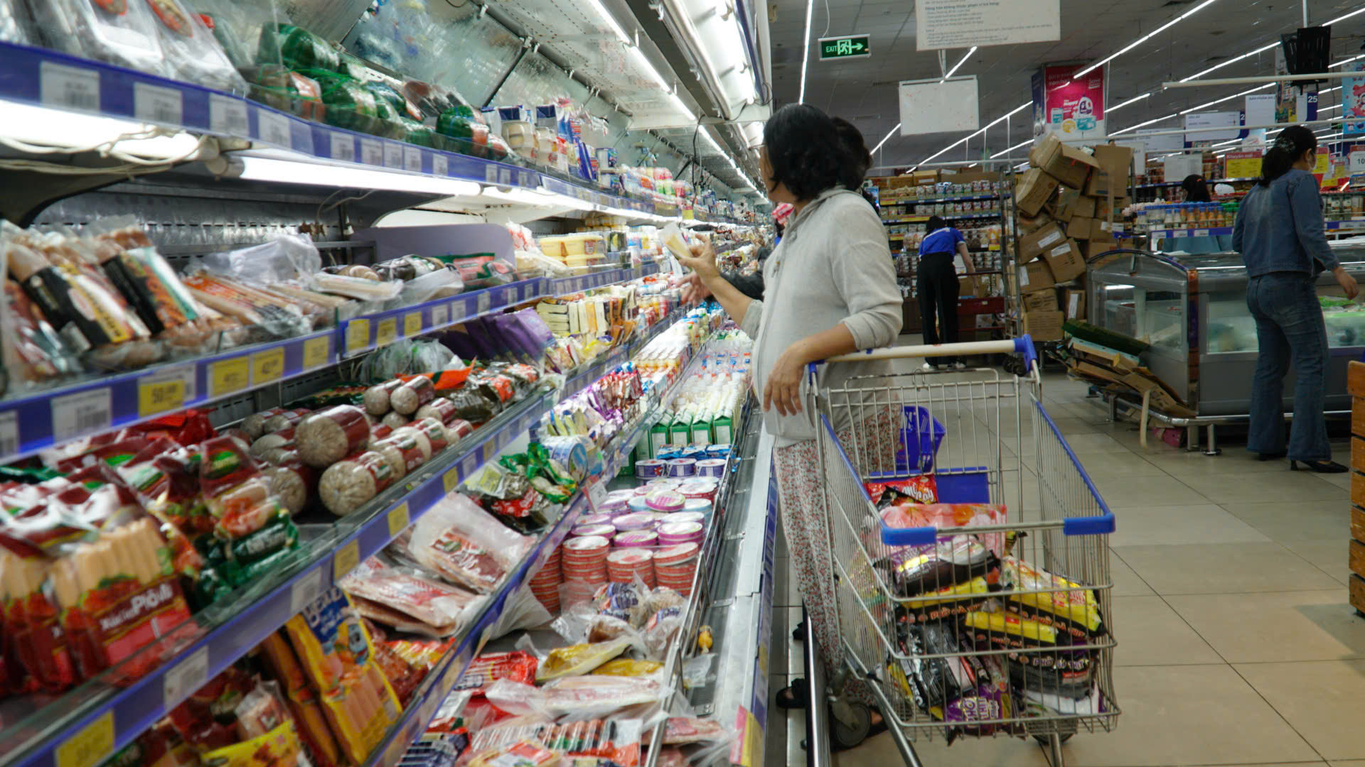 Khi lượng khách chưa đông, các kệ thực phẩm chế biến còn khá dồi dào