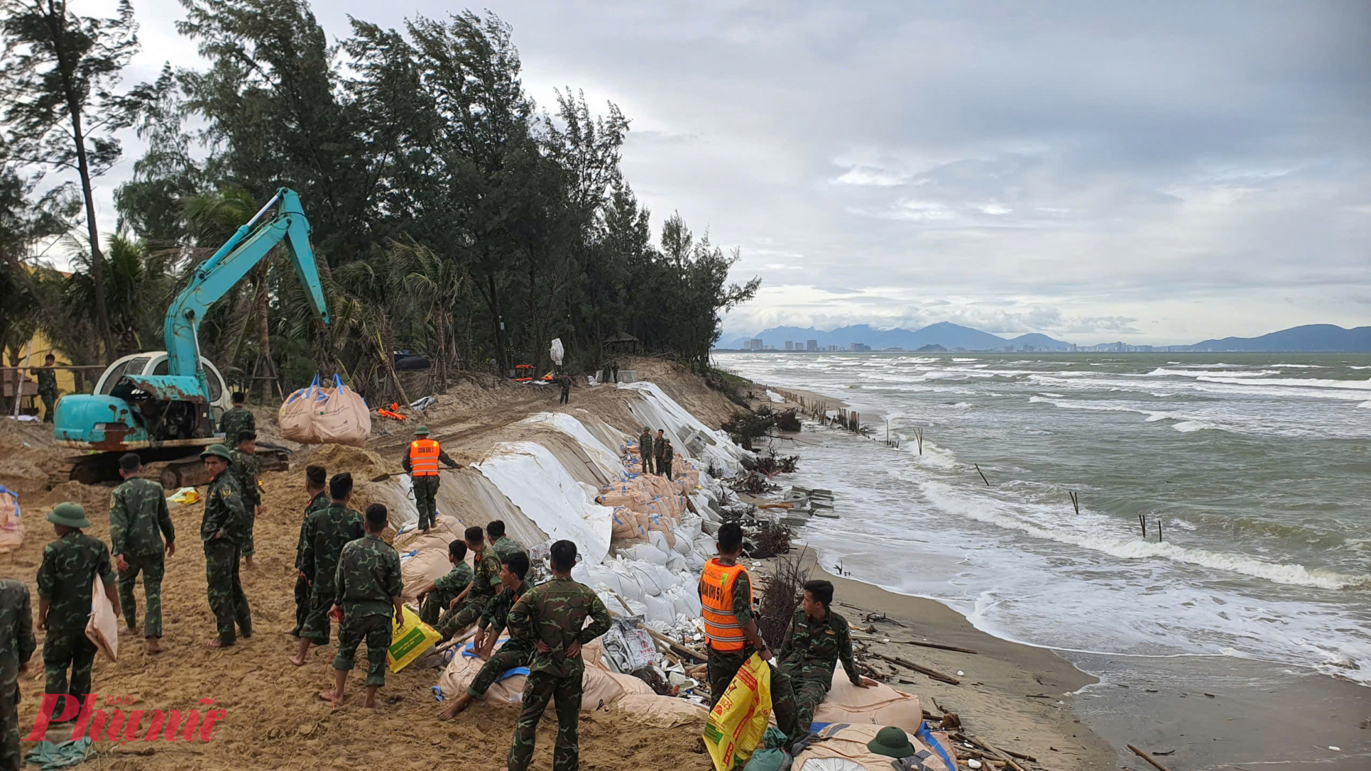 Quân đội gia cố bờ biển Hội An (Đà Nẵng) trước bão số 13