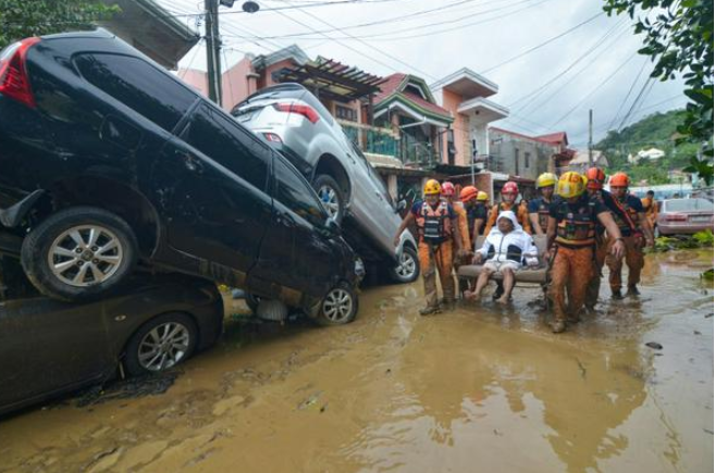 Mưa lũ với sức công phá dữ dội đã cuốn trôi nhà cửa, thậm chí là nhu74ngc hiếc xe ớn