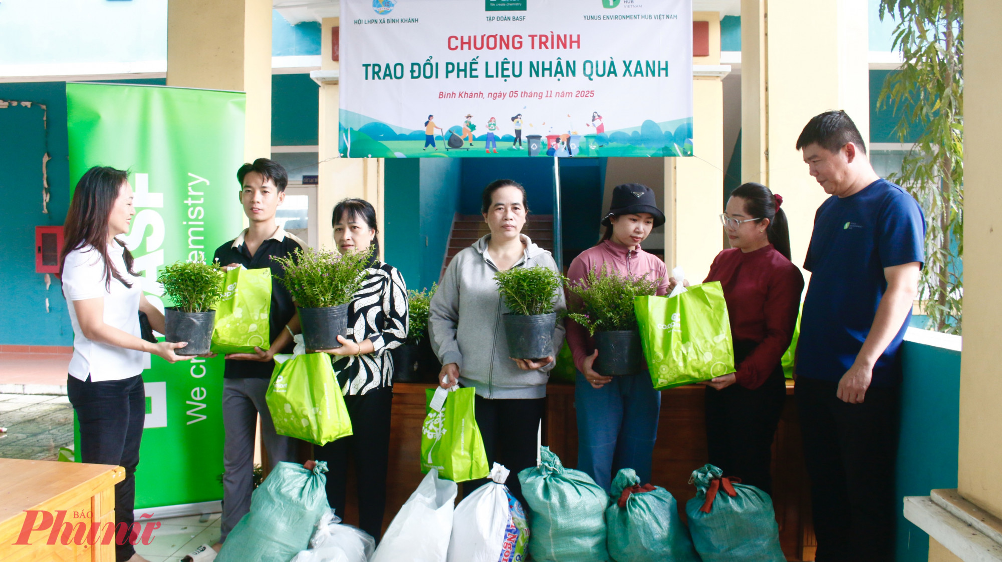 Người dân xã Bình Khánh đem rác thải nhựa đến đổi quà