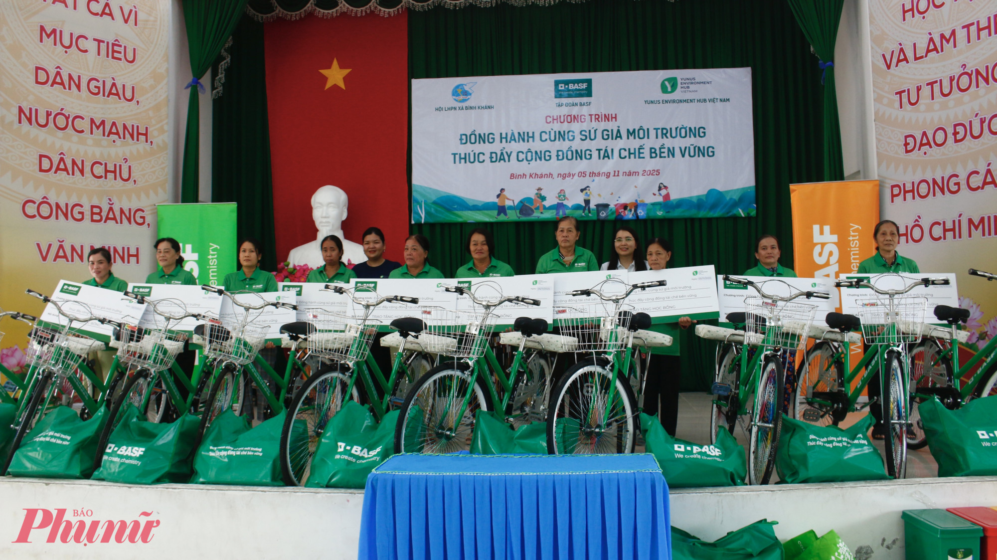 Xe đạp, học bổng cho con em và dụng cụ bảo hộ lao động được trao đến tay các các hộ dân tại xã Bình Khánh