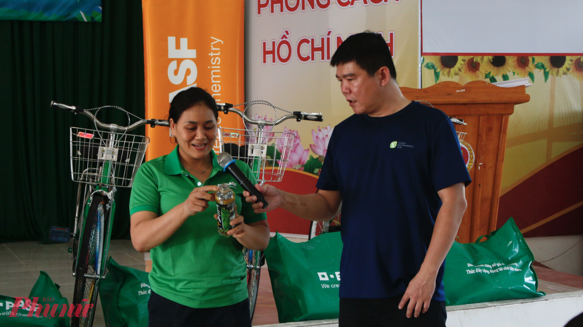 Người lao động làm nghề ve chai, thu gom phế liệu tham gia giao lưu tại chương trình