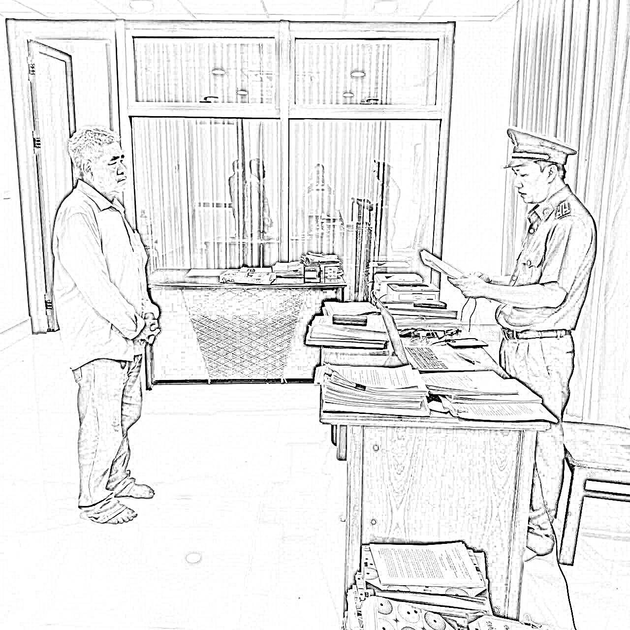 Công an đọc lệnh khởi tố bị can Trần Văn Ba về hành vi trốn thuế - Ảnh CACC