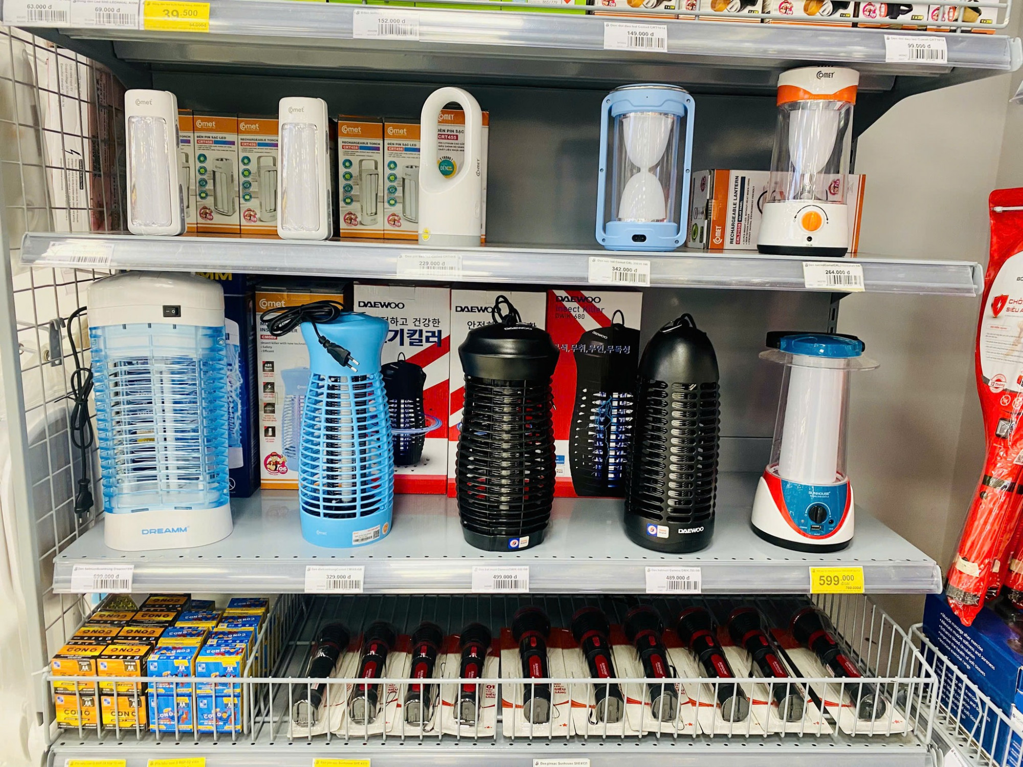 Các loại đèn pin, đèn sạc được trưng bày đầy đủ tại siêu thị, sẵn sàng phục vụ nhu cầu mua sắm tăng cao trước bão số 13.