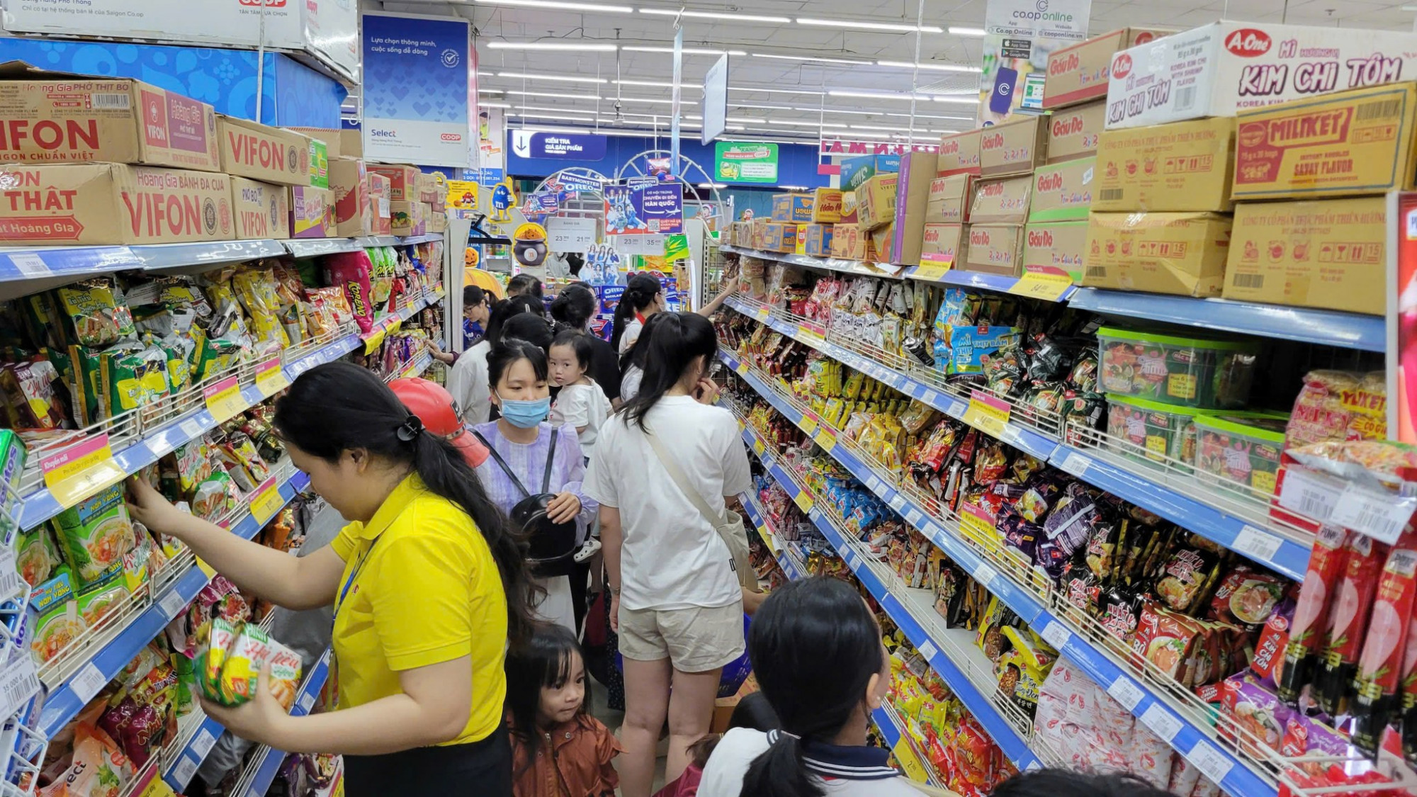 Sáng 5/11, các siêu thị Saigon Co.op tại Quy Nhơn, Quảng Ngãi, Phú Yên… đều đông nghịt khách mua sắm.