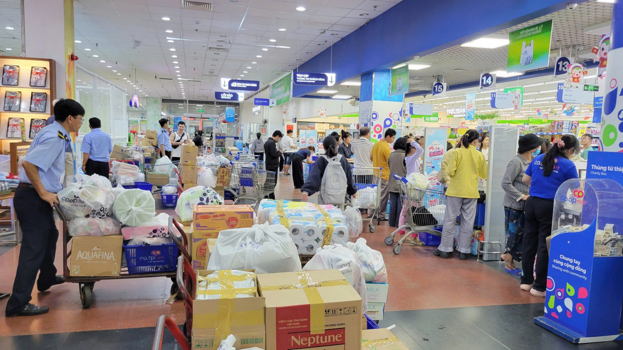 Theo ông, ngay từ đầu tuần, hệ thống Co.opmart đã chủ động tập trung nguồn hàng về các khu vực trọng điểm để sẵn sàng phục vụ người dân khi bão đến gần. Ở những địa bàn như Huế, Đà Nẵng, dù giao thông đi lại chưa thuận tiện nhưng hàng hóa vẫn được vận chuyển đều, đảm bảo cung ứng liên tục cho người dân.