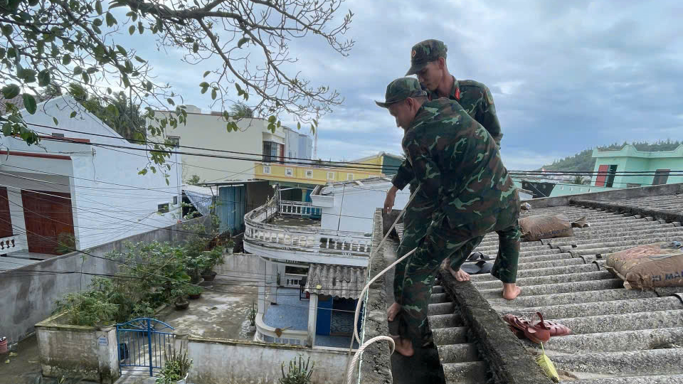 Quân đội hỗ trợ người dân đảo Lý Sơn chằng chống nhà cửa phòng tránh bão số 13_Ảnh: Viết Bình.