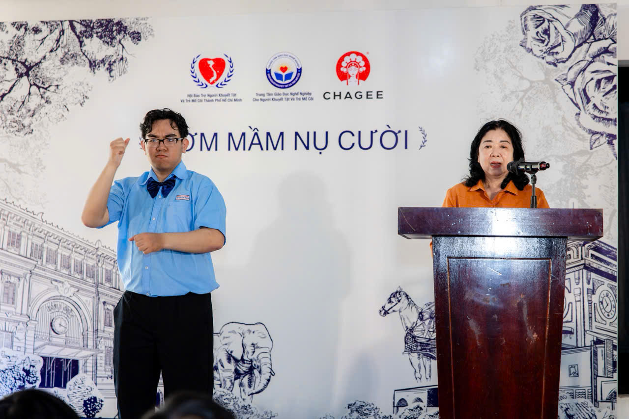 Bà Nguyễn Thị Bích Ngọc - Ủy viên Trung ương Hội Bảo trợ Người khuyết tật và Trẻ mồ côi Việt Nam, Chủ tịch Hội Bảo trợ Người khuyết tật và Trẻ mồ côi TPHCM - phát biểu khai mạc chương trình - Ảnh: CHAGEE