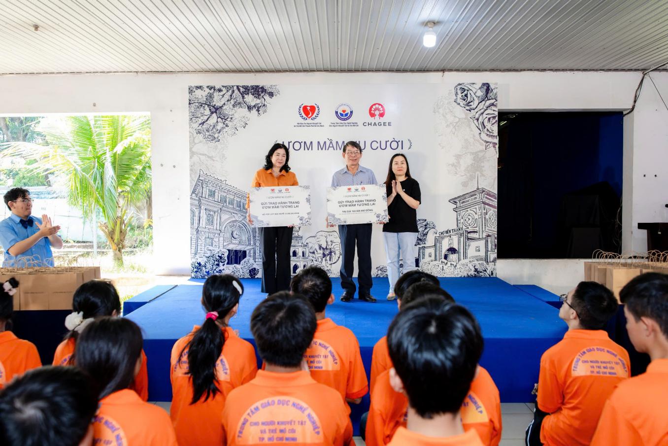 Bà Nguyễn Thị Bích Ngọc và bà Võ Thị Thiên Nga trao biển tài trợ cho Trung tâm Giáo dục nghề nghiệp cho Người khuyết tật và Trẻ mồ côi TPHCM - Ảnh: CHAGEE