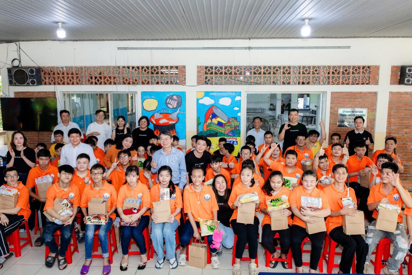 Các khách mời và nhà tài trợ trao tặng quà cho các trẻ em khuyết tật tại chương trình - Ảnh: CHAGEE