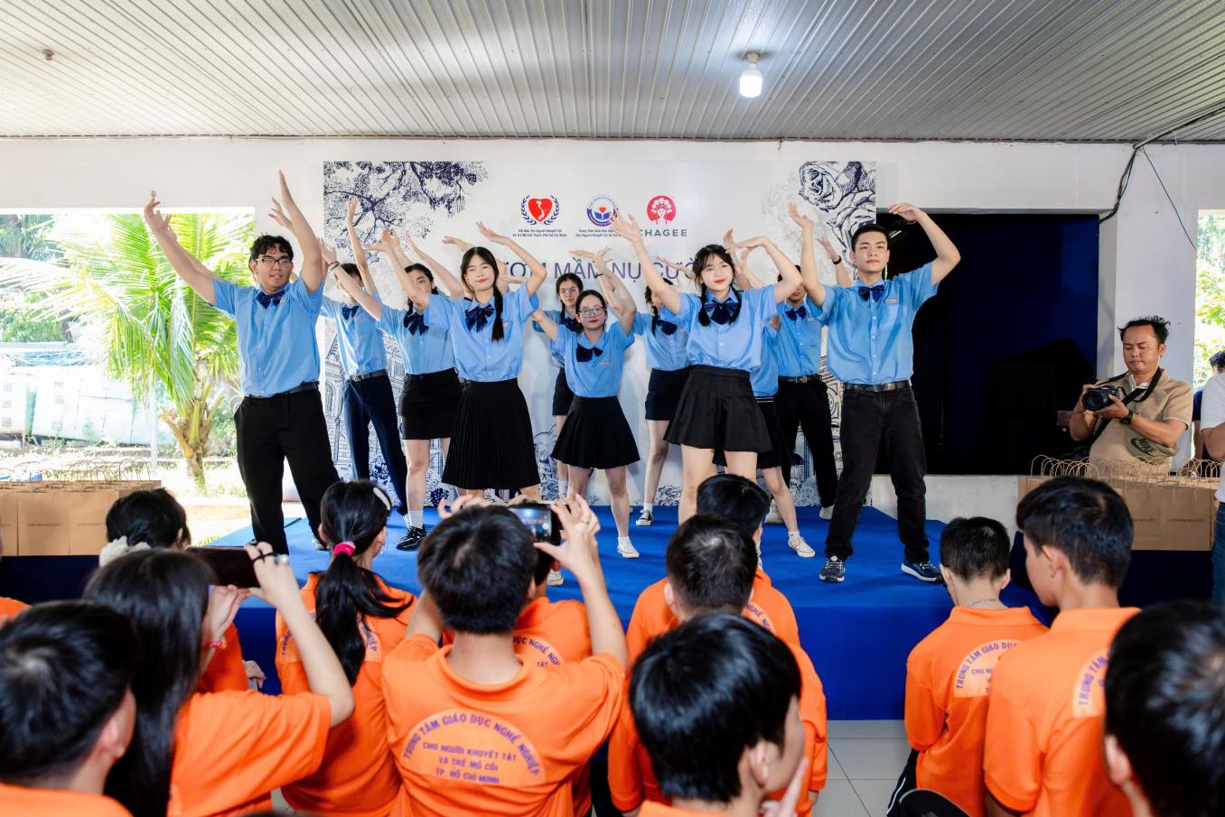 Tiết mục múa do các em học sinh Trường Khiếm thính chuyên biệt Hy Vọng Bình Thạnh biểu diễn tại chương trình trao quà - Ảnh: CHAGEE