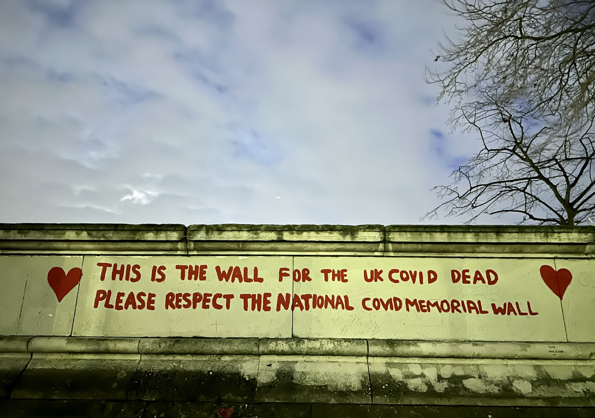 Đài tưởng niệm nạn nhân COVID-19: Nên trang trọng và đơn giản nhất Bức tường tưởng niệm nạn nhân COVID-19 ở London, Anh