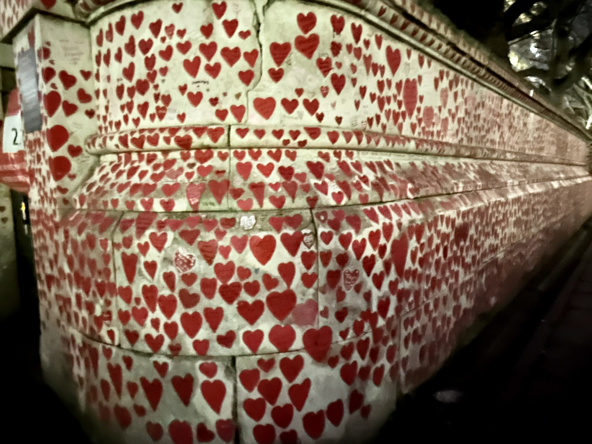 Đài tưởng niệm nạn nhân COVID-19: Nên trang trọng và đơn giản nhất Những trái tim đỏ tượng trưng cho những nạn nhân đã mất vì COVID-19