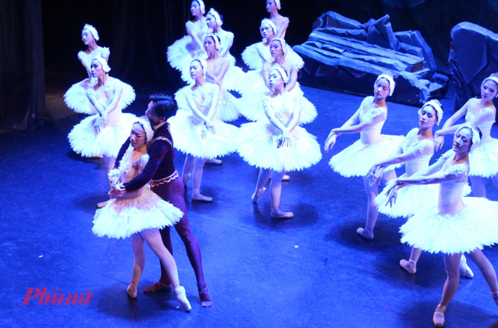 Lần công diễn này đánh dấu một bước ngoặt lịch sử đối với HBSO và cả nền nghệ thuật ballet nước nhà. Lần đầu tiên, khán giả Việt được thưởng thức trọn vẹn vẻ đẹp tráng lệ, bi thương và tinh khiết của tuyệt phẩm Hồ Thiên Nga (Swan Lake) ngay trên sân TPHCM, và do chính nghệ sĩ Việt Nam biểu diễn.