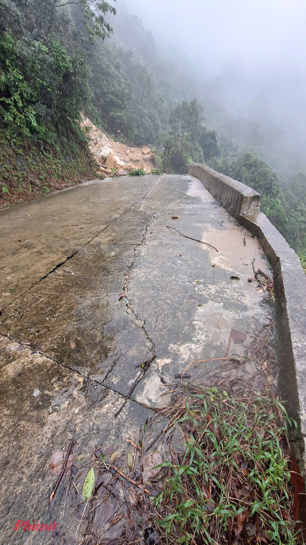 Ngoài ra, sạt lở tại vị trí này làm đứt tuyến cáp ngầm trung thế cấp điện lên khu vực đỉnh Bạch Mã, dẫn đến mất điện và mất an toàn trong sử dụng điện tại khu vực. Hiện lực lượng kiểm lâm phải tạm thời di chuyển bằng tuyến đường cao tốc La Sơn - Túy Loan để đảm bảo sinh hoạt và công tác.