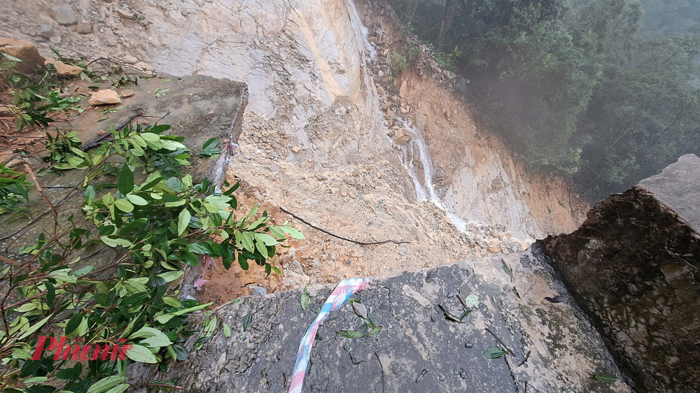 Ngay khi nhận được thông tin về các điểm sạt lở trên tuyến đường tuần tra bảo vệ rừng Quốc lộ 1A – đỉnh Bạch Mã, đơn vị đã khẩn trương tổ chức kiểm tra, đánh giá sơ bộ thiệt hại, căng dây cảnh báo, lắp đặt biển báo nguy hiểm