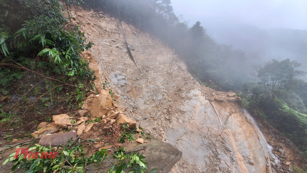 Ông Nguyễn Vũ Linh cho biết, các điểm sạt lở trên tuyến đường tuần tra bảo vệ rừng quốc lộ 1A lên đỉnh Bạch Mã đã được đơn vị khẩn trương kiểm tra, đánh giá sơ bộ thiệt hại, căng dây cảnh báo, lắp đặt biển báo nguy hiểm. Tuyến đường bị sạt lở tại nhiều vị trí, đặc biệt là các điểm vượt suối (trên 10 vị trí) đều bị hư hỏng, gây chia cắt lực lượng kiểm lâm tại hai Trạm Kiểm lâm  Hương Lộc và Mỏ Rang ở hai đầu tuyến. Hiện lực lượng kiểm lâm phải tạm thời di  chuyển bằng tuyến đường cao tốc La Sơn - Túy Loan để đảm bảo sinh hoạt và công tác. 