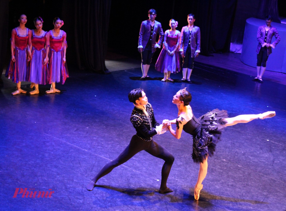 Chika Tatsumi trong vai Odile (Thiên nga đen)