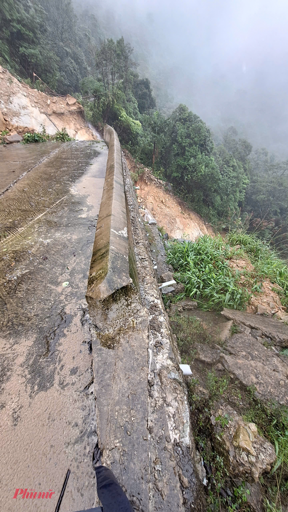 Điểm sạt lở nghiêm trọng kéo dài hàng trăm mét gây ảnh hưởng đến việc tuần tra bảo vệ rừng.