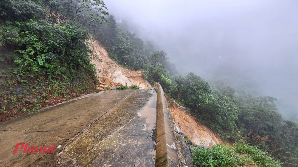 Tại Km 12+00, sạt lở đặc biệt nghiêm trọng, làm sạt trượt toàn bộ mái ta luy dương, kè đá ta luy âm và mặt đường, chiều dài khu vực sạt khoảng 100m, ăn sâu nhất từ 30 – 50m, gây hư hỏng chia cắt tuyến, không thể lưu thông.