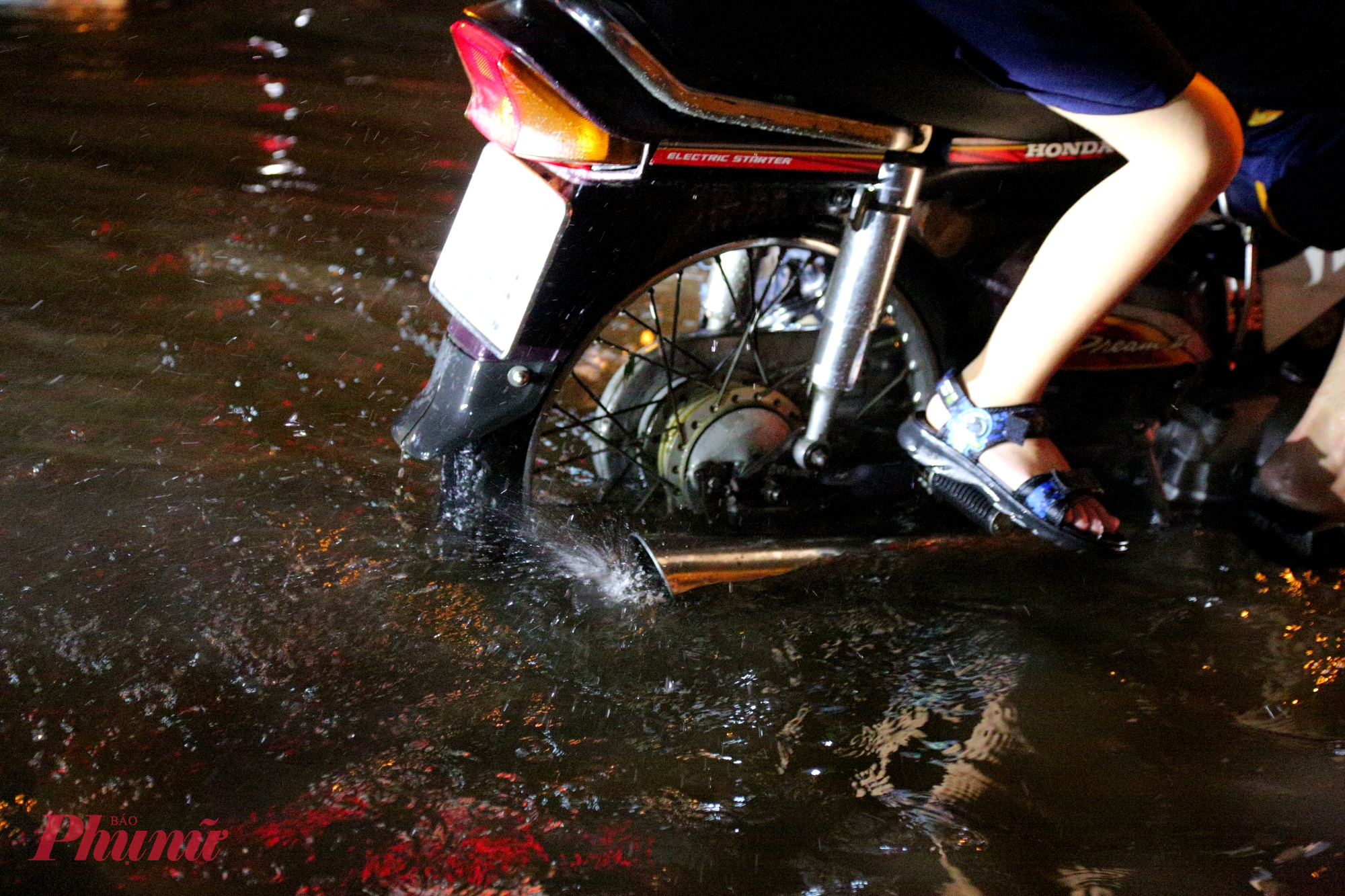 Nhiều xe máy bị nước vào pô nhưng vẫn cố vượt đường ngập