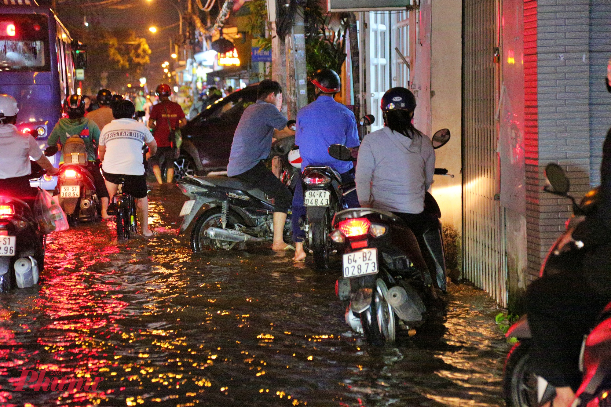 Nhiều người sợ xe chết máy, hư hỏng phải dừng bên đường để chờ nước rút nên gây ùn ứ giao thông