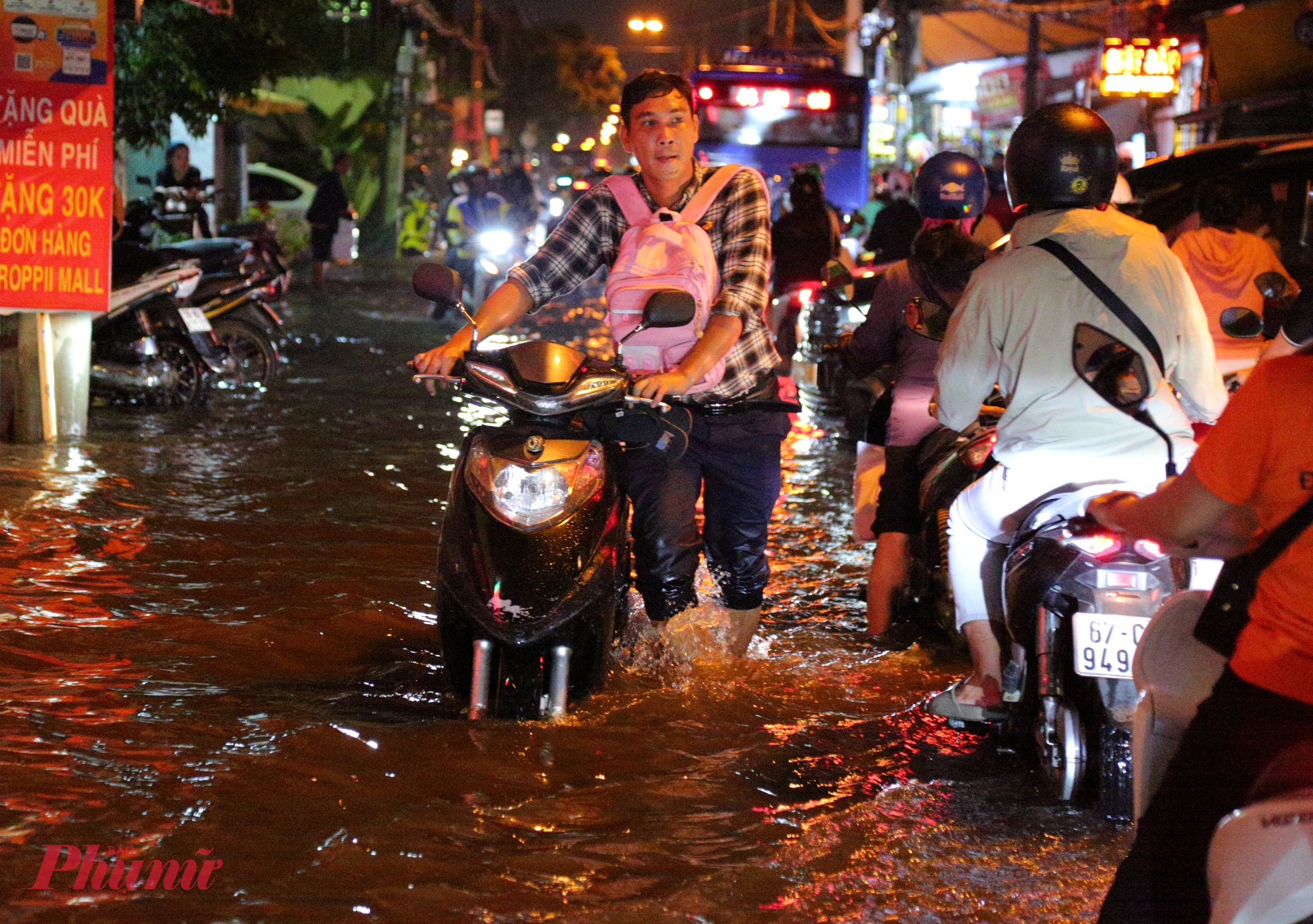 Xe chết máy hàng loạt, phải bì bõm đẩy bộ về nhà. Theo người dân, đợt triều cường trong tháng 10 và 11 là cao nhất trong năm