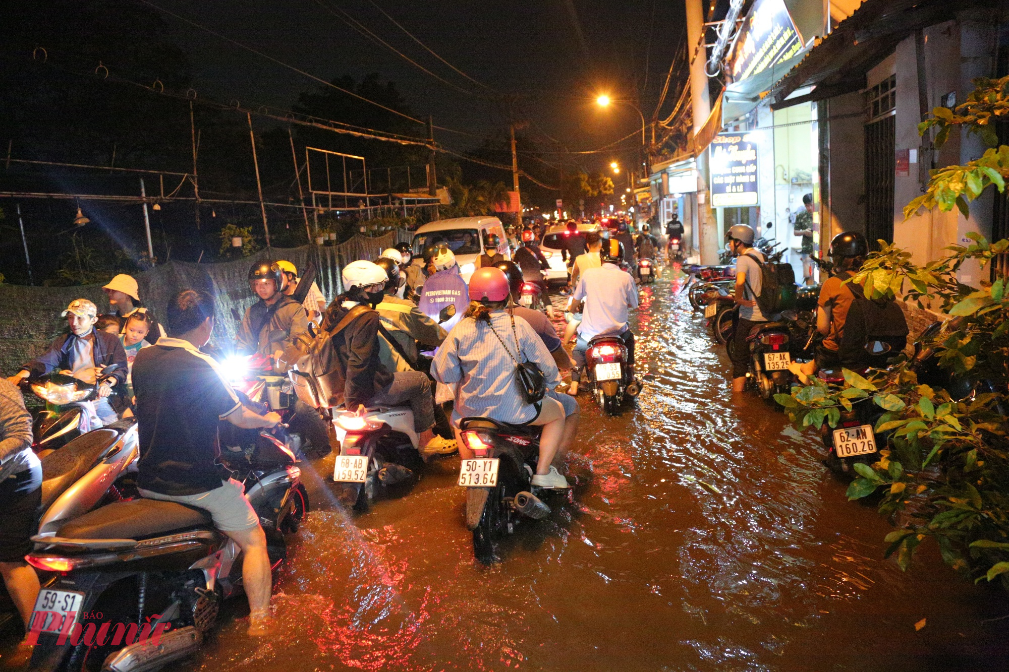 Chiều tối 5/11, triều cường trên sông Sài Gòn bắt đầu dâng cao khiến nhiều tuyến đường bị ngập