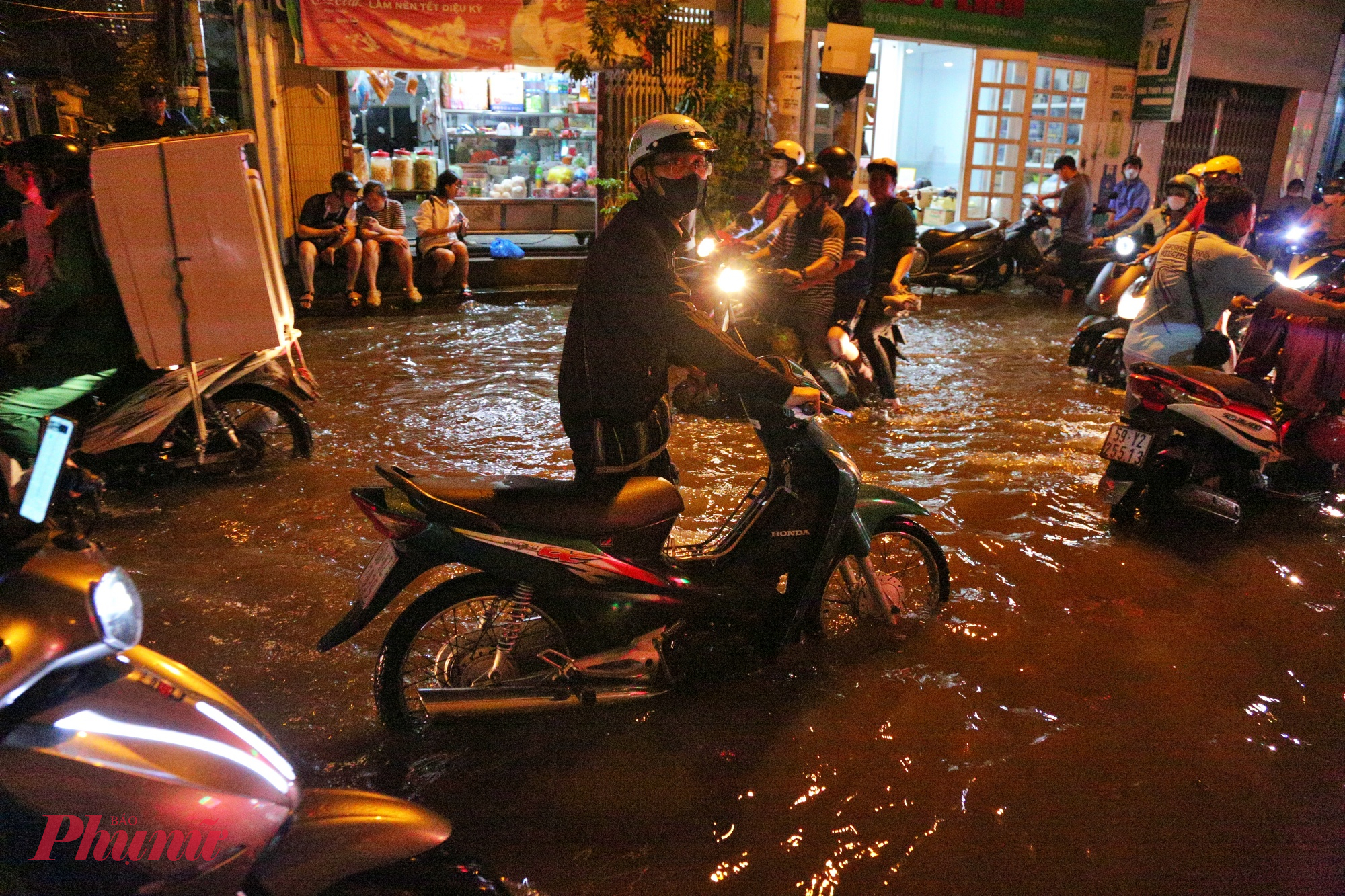 Giao thông gần như tế liệt vào khoảng 18 giờ - 19 giờ do đỉnh triều 