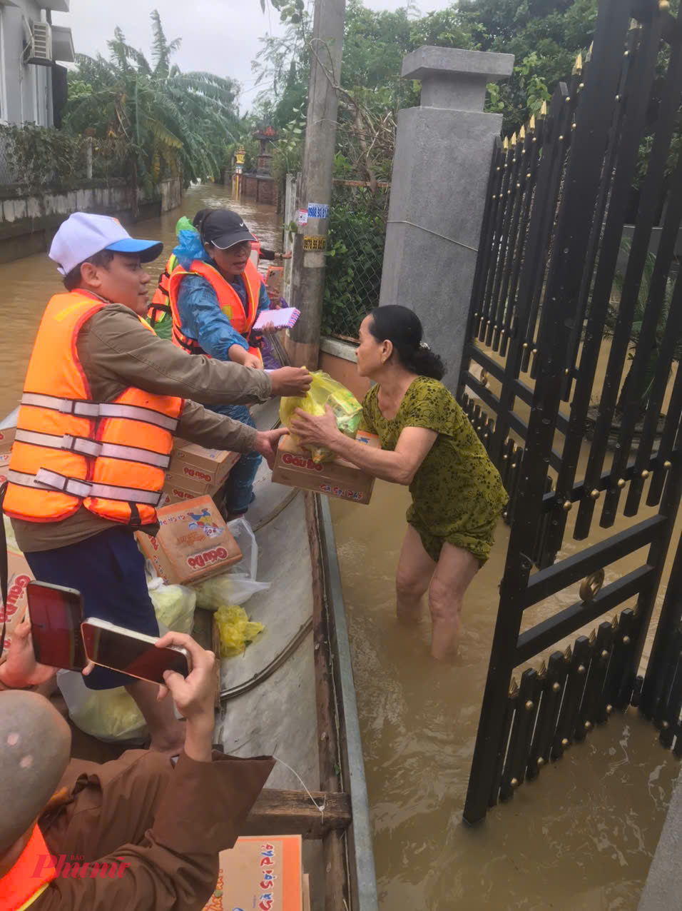 Đến nay còn nhiều hộ dân phường Hóa Châu vẫn còn ngập nặng