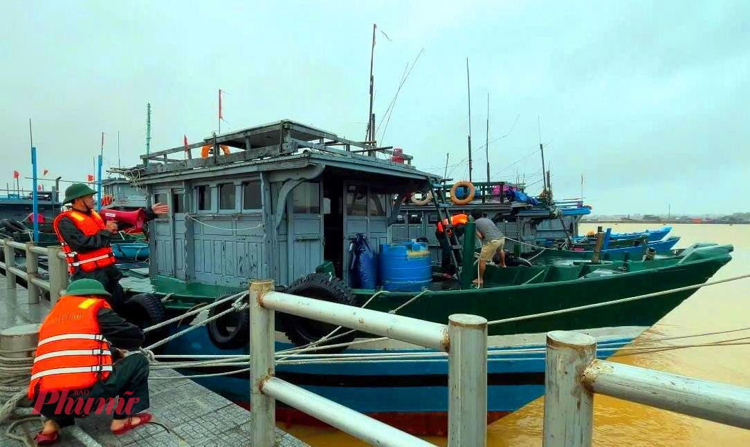Bộ đội Biên phòng Huế nỗ lực kêu gọi tàu thuyền vào bờ