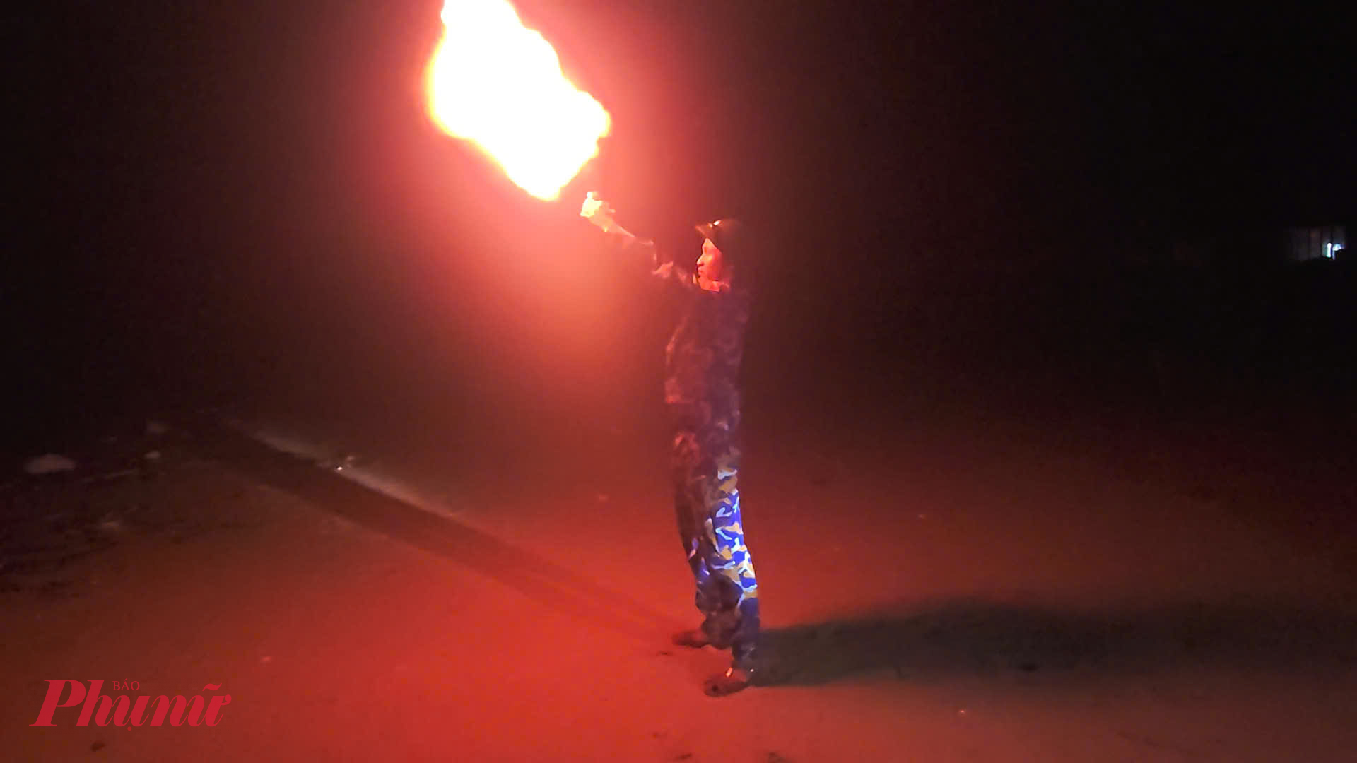 Bô đội bien phòng TP Huế bắn pháo hiệu kêu gọi tàu thuyền vào bờ an toàn