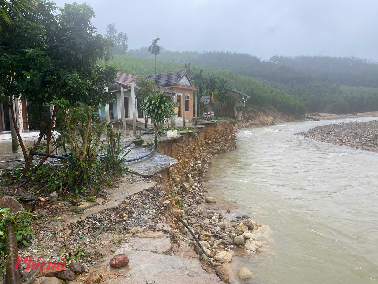 Mưa liên tiếp khiến nhiều hộ dân sinh sống ở xã  Khe Tre (TP Huế) bị sạt lở nghiêm trọng