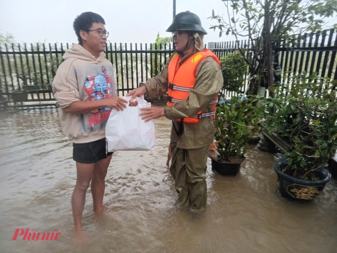 Lãnh đạo phường Hóa Châu cố gắng đi vào những vùng còn ngập lụt sâu để tặng quà cho bà con