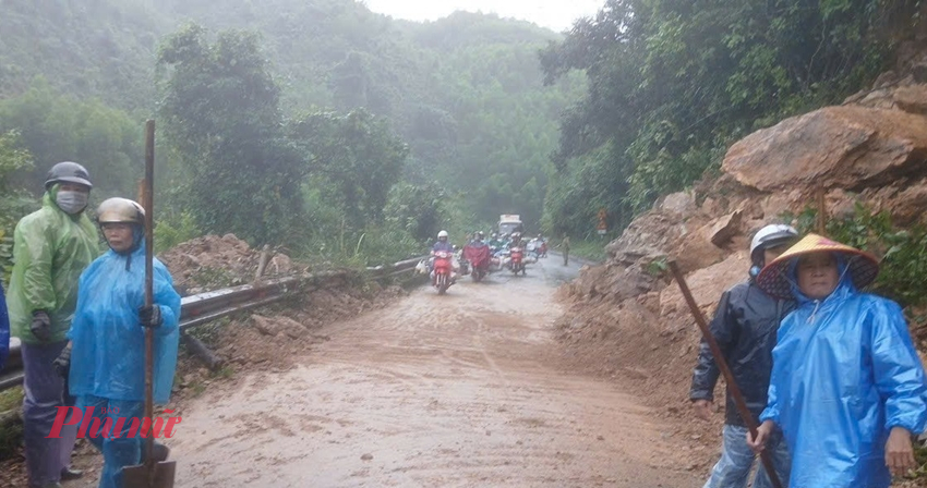 Sau nhiều ngày sạt lỡ tuyến đèo Pê Ke trên đường Hồ Chí Minh nói Huế- Quảng Trị đã thông xe sau nhiều ngày mưa đất đá sạt lở