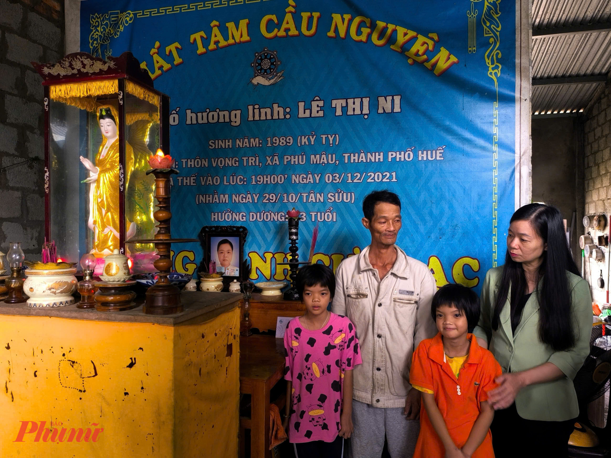 đồng chí Nguyễn Thị Thu Hiền - Phó Chủ tịch Hội LHPN Việt Nam đã thăm hỏi, động viên, chia sẻ chia sẻ sâu sắc trước những thiệt hại, mất mát do mưa lũ gây ra. Trao quà động viên gia đình vượt qua khó khăn, 