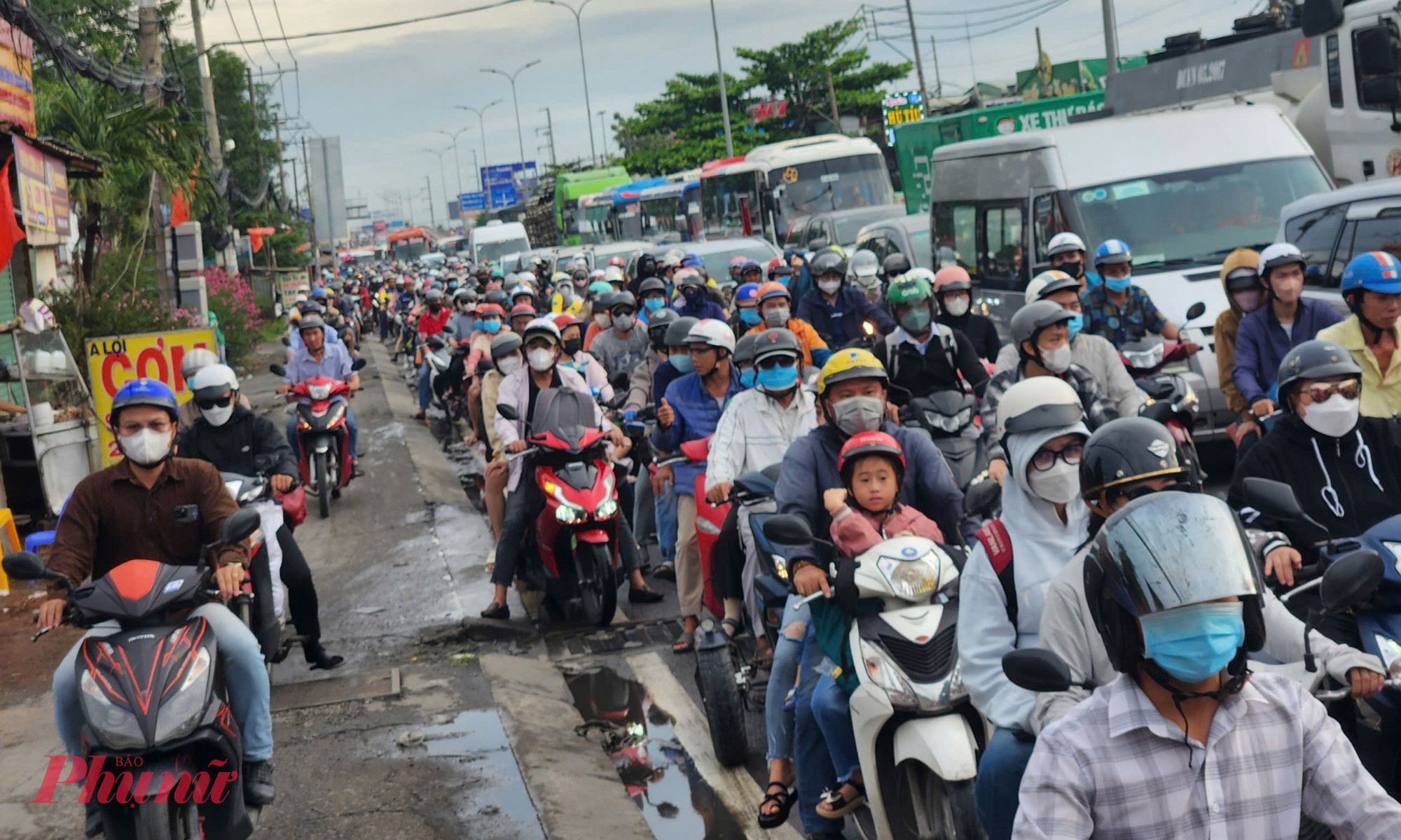 Kẹt xe trên Quốc lộ 1 đoạn qua phường Bình Chánh