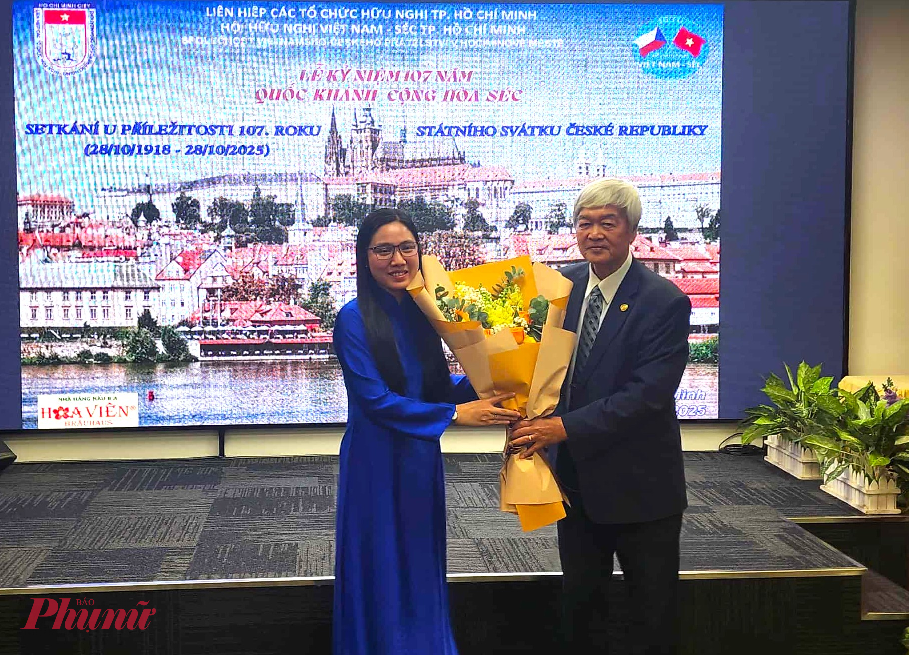 Bà Hà Thanh - chủ tịch Liên hiệp các tổ chức hữu nghị TPHCM (HUFO) - gửi tặng bó hoa đến ông Nguyễn Mười - Chủ tịch Hội Hữu nghị Việt – CH Séc TPHCM