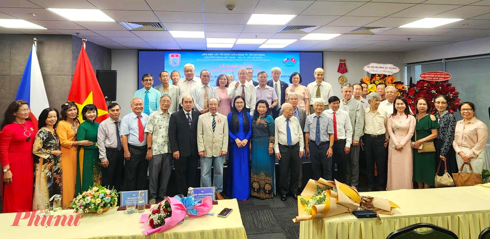 Các đại biểu cùng chụp ảnh lưu niệm sau chương trình