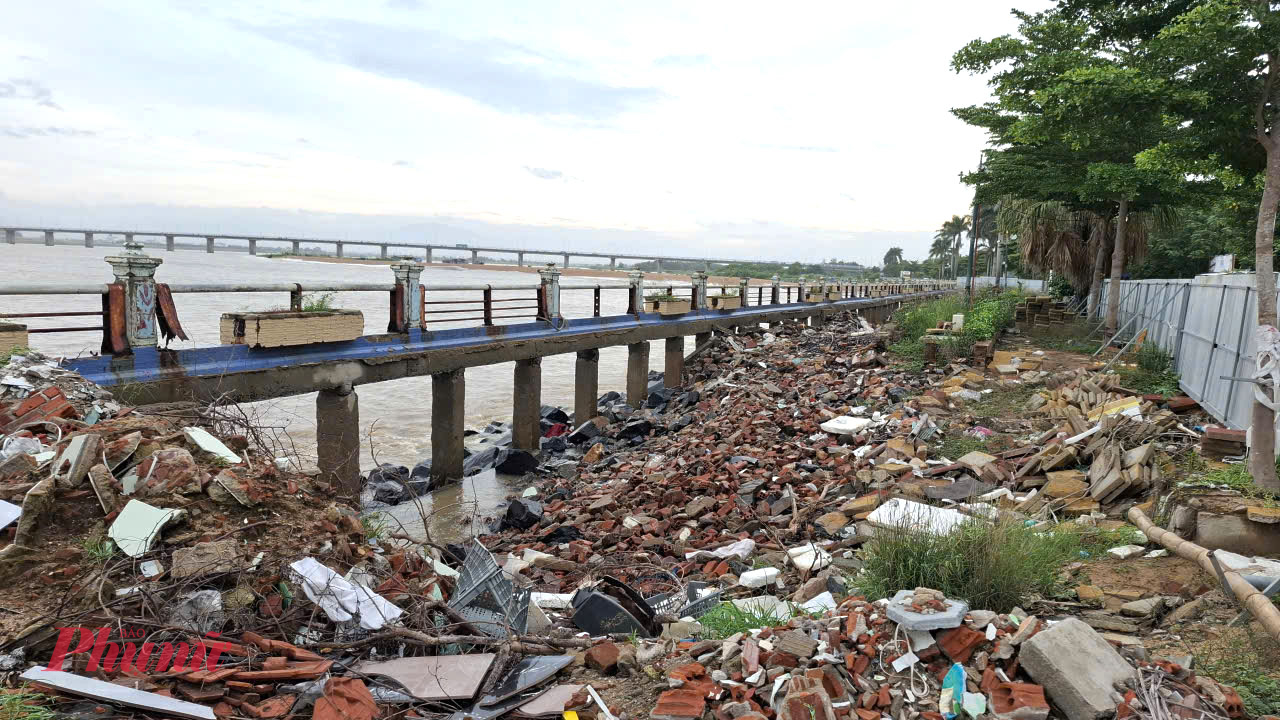 Kè Bạch Đằng (phường Tuy Hòa), bị sóng đánh moi sâu vào đường đi, uy hiếp khu dân cư- Ảnh: Trâm Trân