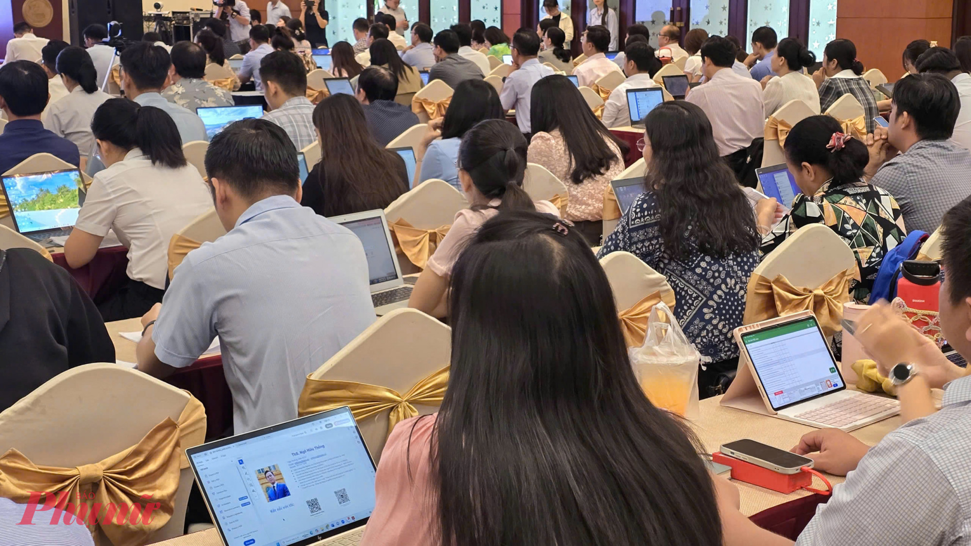 Cán bộ làm công tác Tuyên giáo, Dân vận làm quen với các ứng dụng AI tại hội nghị tập huấn - Ảnh minh họa: Trang Nguyễn