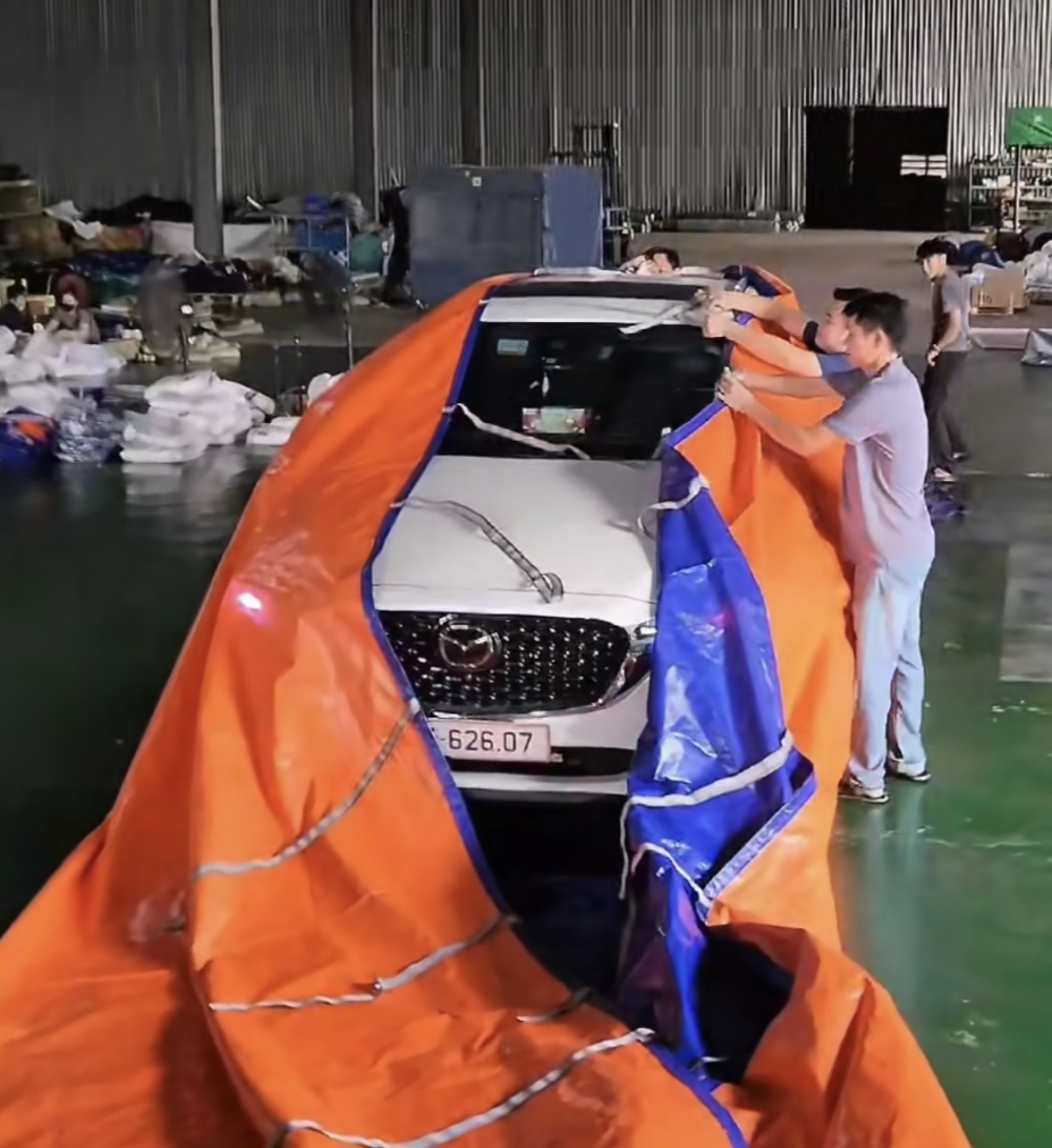 Nhà phao, can nhựa, túi chống ngập ô tô... "lên ngôi" Các tài khoản Tiktok bán bạt trùm ô tô liên tục được người dùng quan tâm sản phẩm, giá cả, chất lượng,... Ảnh: chụp màn hình