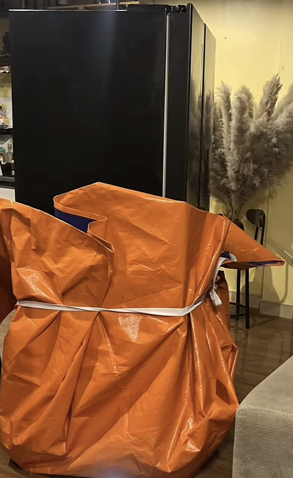 Nhà phao, can nhựa, túi chống ngập ô tô... "lên ngôi" Tài khoản chị Kim chia sẻ về cách bảo vệ tủ lạnh, nhiều người vào bày tỏ việc có đảm bảo khi nước dâng quá cao, hoặc thấm qua bạt.