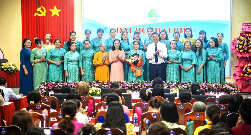 Phát huy truyền thống, khơi dậy sáng tạo của hơn 2 triệu hội viên Bà Võ Ngọc Thanh Trúc (thứ bảy từ phải qua) - Ủy viên Ban Thường vụ Thành ủy, Phó chủ tịch Ủy ban MTTQ Việt Nam thành phố, Chủ tịch Hội LHPN TPHCM - và lãnh đạo địa phương tặng hoa chúc mừng Hội LHPN phường Tân Hải tổ chức thành công đại hội và ra mắt ban chấp hành, ban thường vụ