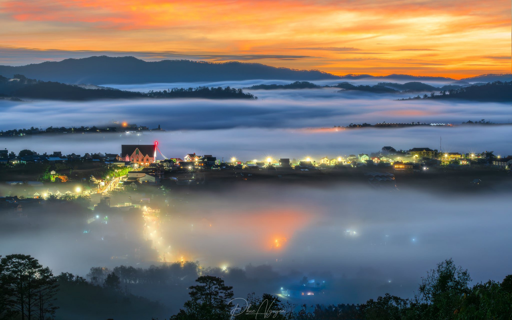 Nếu không thể dậy sớm, bạn cũng có thể săn mây vào hoàng hôn hay sau những cơn mưa trong ngày - Ảnh